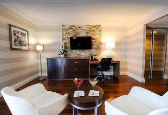 Holiday Inn Niagara Falls - By The Falls has rooms with a private hot tub