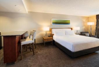 Holiday Inn Express Hotel & Suites Sherwood Park-Edmonton Area, an IHG Hotel has rooms with a private hot tub