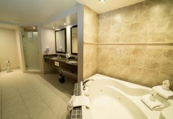 Holiday Inn Hotel & Suites-West Edmonton has rooms with a private hot tub