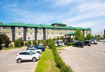 Sandman Hotel Calgary Airport allows 18 year olds to book a room