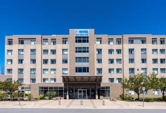 Residence & Conference Centre - Niagara-on-the-Lake allows 18 year olds to book a room