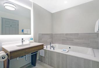 Holiday Inn Express Whitby Oshawa By IHG has rooms with a private hot tub