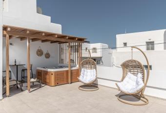 Naxos Apartment has rooms with a private hot tub