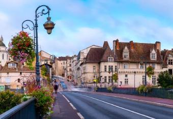 G  te urbain Le Logis du puy ST FRONT P  RIGUEUX allows 18 year olds to book a room