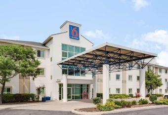 Motel 6-Brampton, ON - Toronto allows 18 year olds to book a room