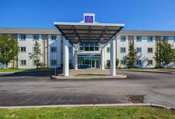 Motel 6 Toronto East - Whitby allows 18 year olds to book a room