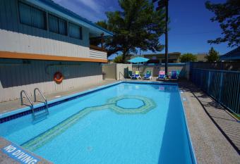 Recreation Inn And Suites allows 18 year olds to book a room