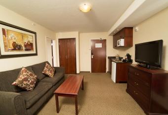 Holiday Inn & Suites Lloydminster, an IHG Hotel has rooms with a private hot tub