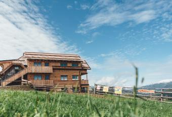 Hiasl Zirbenh  tte has Balcony rooms