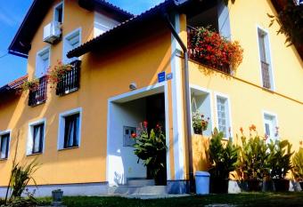 Apartment Medeni has Balcony rooms