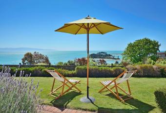 Cliff-top Holiday Home has Balcony rooms