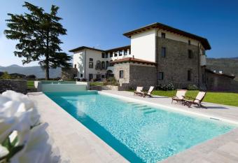 Podere Castel Merlo Resort allows 18 year olds to book a room