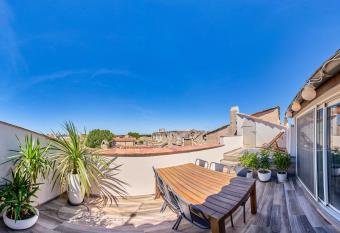 Truchet Penthouse has Balcony rooms