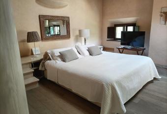 La Villa delle Rose has rooms with a private hot tub