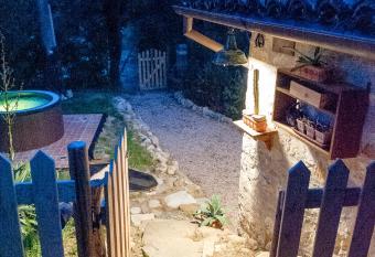 La Limonaia has rooms with a private hot tub