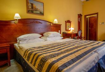 Hotel Giovanni Giacomo allows 18 year olds to book a room
