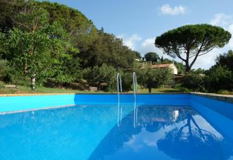 Podere Le Lame Farmhouse allows 18 year olds to book a room