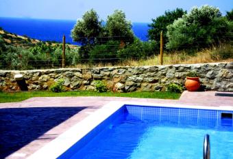 Villa Alexander 2 has Smoking/Balcony rooms