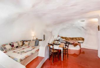 Traditional Farmers Caves has rooms with a private hot tub