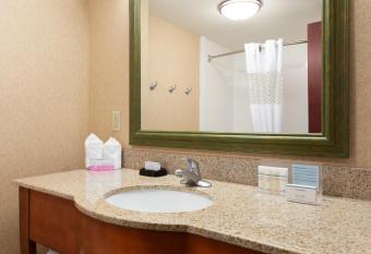 Hampton Inn & Suites Greenfield has rooms with a private hot tub