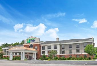 Holiday Inn Express & Suites Hardeeville~Hilton Head By IHG allows 18 year olds to book a room