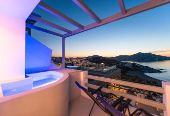 Hotel Senia - Onar Hotels Collection has rooms with a private hot tub