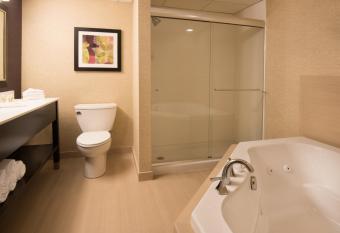 Holiday Inn Williamsport has rooms with a private hot tub