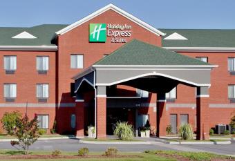 Holiday Inn Express Hotel & Suites Suffolk By IHG has rooms with a private hot tub