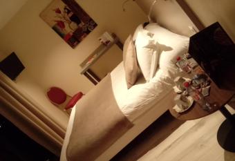 Le Grand Hotel has rooms with a private hot tub