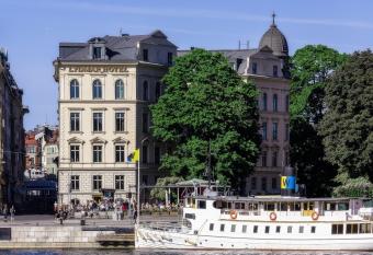 Lydmar Hotel allows 18 year olds to book a room