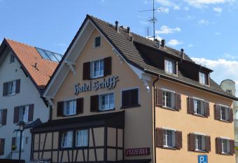 Hotel Schiff allows 18 year olds to book a room