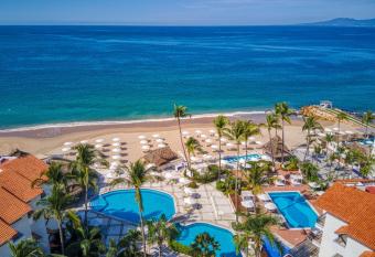 Buenaventura Grand Hotel & Great Moments - All Inclusive has rooms with a private hot tub