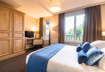 Villa Odette has rooms with a private hot tub