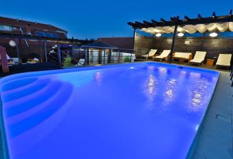 Garni Hotel Zen has Smoking rooms