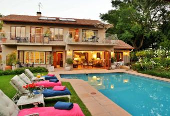 Bellgrove Guest House Sandton has rooms with a private hot tub