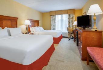 Holiday Inn Express & Suites Bloomington By IHG has rooms with a private hot tub