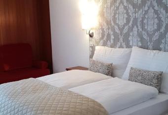 H  tel du Grand-Pr   allows 18 year olds to book a room