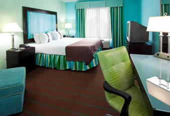 Holiday Inn & Suites Ocala Conference Center By IHG has rooms with a private hot tub