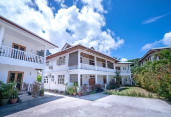 La Maison Hibiscus Self Catering Accommodation has Balcony rooms