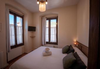 Hotel Mas de Xaxas has rooms with a private hot tub