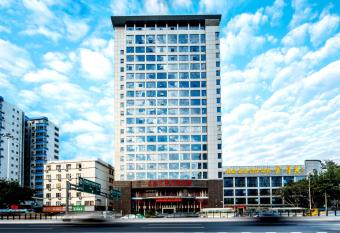 Guangzhou Jin Wan Li Business Hotel allows 18 year olds to book a room