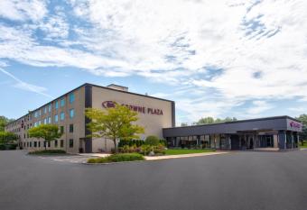 Crowne Plaza Chicago-Northbrook, an IHG Hotel has Balcony rooms