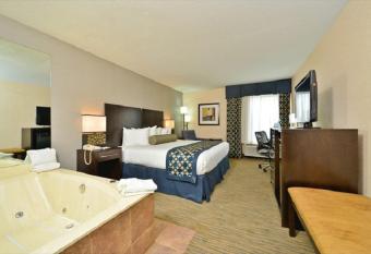 Best Western Plus Coldwater Hotel has rooms with a private hot tub