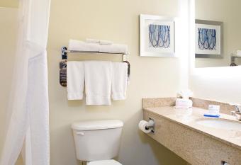 Garner Hotel Brookings by IHG has rooms with a private hot tub