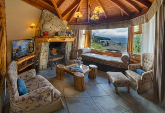 Nido del C  ndor Hotel & Spa has rooms with a private hot tub