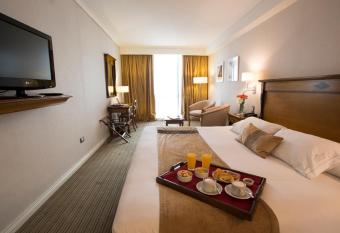 Blank Hotel Recoleta has rooms with a private hot tub