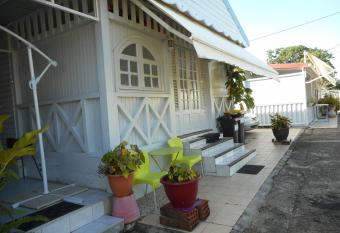 Appartement Vue Jardin Fleuri has Balcony rooms