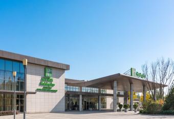Holiday Inn Beijing Shijingshan Parkview, an IHG Hotel has Balcony rooms