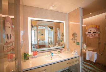 Holiday Inn Suzhou Huirong Plaza, an IHG Hotel has rooms with a private hot tub