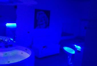 Hotel Joy has rooms with a private hot tub